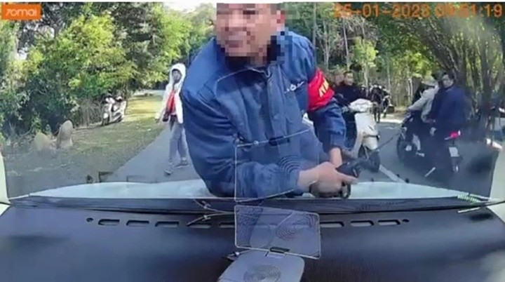 Tạm đình chỉ nhân viên bảo vệ nhảy lên nắp ca pô xe của du khách ở Yên Tử